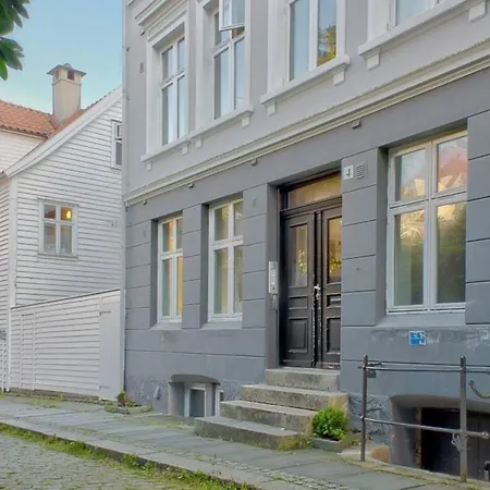 Ground Floor, In Lovely Central Neighborhood. Sm4 *